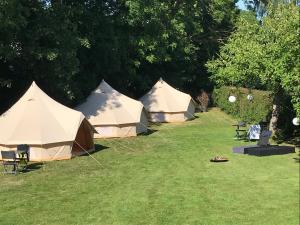 Brundby朗姆罗姆酒店的草场上的一组帐篷