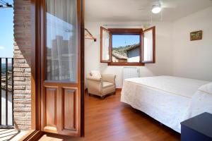 阿尔克萨尔Bellavista 2的卧室配有床、椅子和窗户。