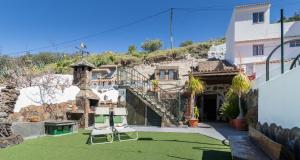 阿尔特纳拉拉斯玛格丽塔卡萨窑洞度假屋的一座带楼梯的绿色庭院