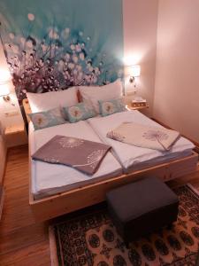 巴德小基希海姆Koenigsapartments的一间卧室配有一张带花墙的床