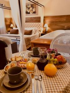 格拉玛多Hotel Vivenda dos Sonhos的一张桌子,上面放着一盘食物和橙汁