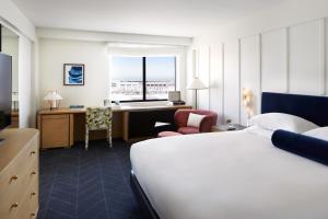 旧金山Kimpton Alton Hotel, an IHG Hotel的配有一张床和一张书桌的酒店客房