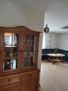 Rycerka GórnaApartament Rycerka Górna的客厅里设有一张大木橱柜和一张桌子