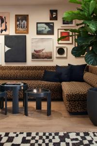 旧金山Kimpton Alton Hotel, an IHG Hotel的客厅配有沙发和2张桌子