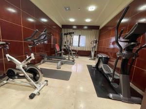巴达霍斯中心酒店的健身中心和/或健身设施