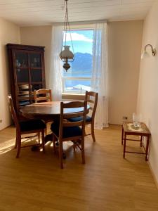 HríseySyðstibær Guesthouse的一间带桌椅和窗户的用餐室