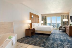 大洋城Holiday Inn & Suites Ocean City, an IHG Hotel的酒店客房带一张床和浴缸