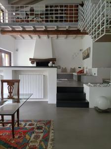 ViboldoneVilla Rustico的客厅配有玻璃桌和地毯