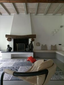 ViboldoneVilla Rustico的客厅配有椅子和壁炉