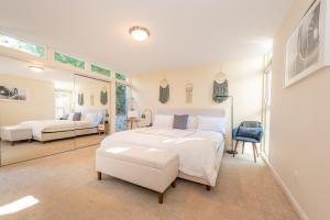 圣地亚哥Beach Resort Home with Ocean Views Jacuzzi & Sauna!的卧室配有一张白色大床和镜子