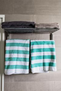 努尔德The Palm Leaf Apartments的浴室毛巾架上的两条毛巾