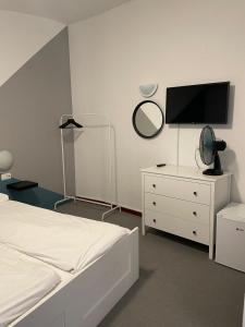 波尔托罗Villa Darina的一间卧室配有一张床,梳妆台上配有电视