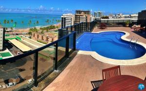 马塞约Vacanze - Port Ville III的享有大楼顶部游泳池的景色