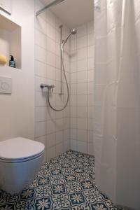 FusioVilla Pineta的一间带卫生间和淋浴的浴室