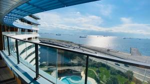 伊斯坦布尔Luxury 2 Room Suite Apartment With Seaview In Center的大楼的阳台享有海景。