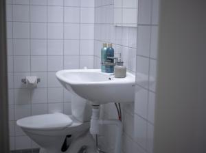 哥德堡Hotel Lemonade的白色的浴室设有水槽和卫生间。