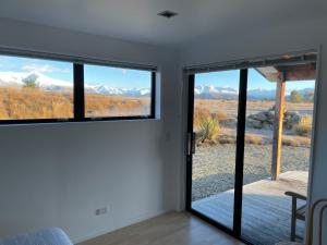 瓦纳卡Mt Barker的客房设有滑动玻璃门,享有山景