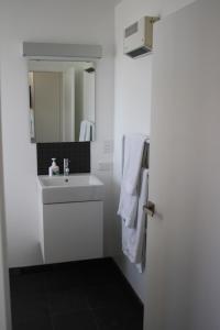 瓦纳卡Mt Barker的白色的浴室设有水槽和镜子