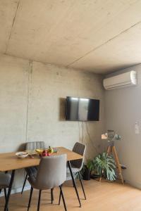 阿威罗Sal, Terra e Mar的一间设有桌子和墙上电视的用餐室
