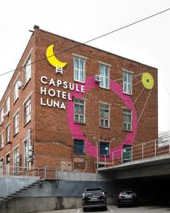 符拉迪沃斯托克Luna的建筑的侧面有标志