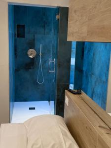 利多迪耶索罗Hotel Neps的一间卧室设有玻璃门淋浴