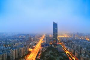 福州InterContinental Fuzhou的一座高楼和交通的城市