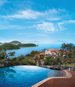 统营市Club ES Tongyeong Resort的享有水体景致的游泳池
