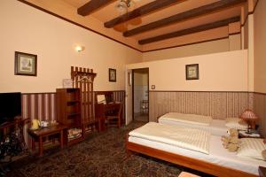 克拉科夫格罗布托特旅馆的一间卧室配有一张床,并在一间客房内配有电视。