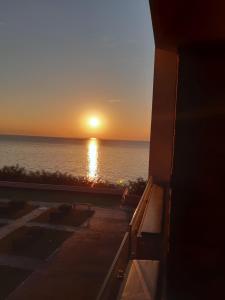 奥布佐尔Yoo Bulgaria Apartments -c306的从公寓的阳台欣赏海上日落