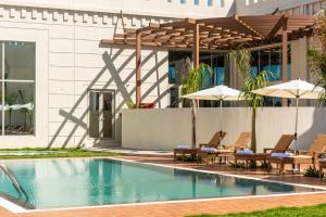 Golden Tulip Zanzibar Airport Hotel & Spa内部或周边的泳池