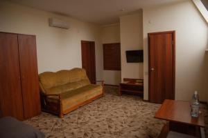 阿克赛Motel Evrazia-Aksay的客厅配有沙发和桌子
