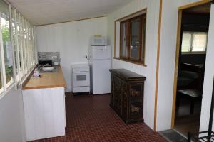 Rigny-UsséGîtes du Franc Rosier的厨房配有白色冰箱和炉灶。
