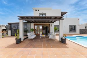 普拉亚布兰卡Lanzarote Villa Zafiro Game Room 16的一个带游泳池和庭院的别墅