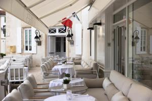 圣马丹德雷图拉斯酒店的餐厅设有白色的桌子和白色的沙发