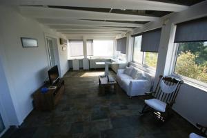 卡拉马孔Nona's House的客厅配有白色沙发和电视