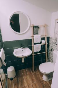 NašiceX Rooms的一间带水槽、卫生间和镜子的浴室