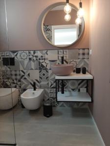 奥尔比亚Kore Home的一间带水槽和镜子的浴室