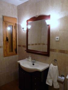 EscalonillaCasa Rural La Fortaleza的一间带水槽和镜子的浴室