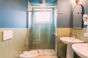 索伦托Sorrento Colors&Suites的带淋浴、卫生间和盥洗盆的浴室