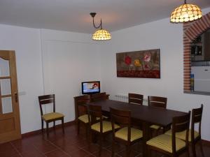 EscalonillaCasa Rural La Fortaleza的一间带桌椅的用餐室