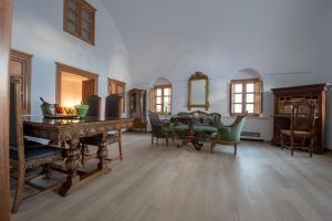 费拉Casasantantonio 18th Century Luxury Mansion的客厅配有桌椅