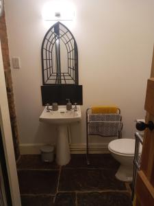 格拉斯顿伯里Delighful self catering in the heart of Glastonbury的一间带水槽和卫生间的浴室