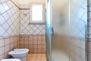 莱乌卡Girasole by BarbarHouse的一间带卫生间和淋浴的浴室