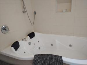 Arbelצימר ארבלית - ליד טבריה ו כנרת בגליל ב ארבל的浴室内设有一个白色浴缸
