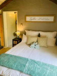 比勒陀利亚The Loft@Santorini的一间卧室配有一张床,上面有两条毛巾