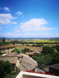 索维奇勒Antico Borgo di Torri的从房子的屋顶上可欣赏到乡村景色