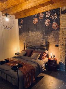 CastelmauroB&B Il Fabbro Chambre的一间卧室设有一张带花卉墙壁的大床