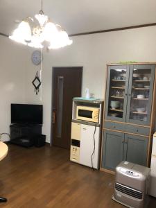 津市悠山庄B栋和式的客房设有带微波炉和冰箱的厨房。