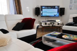 BourcyGite Stone Lodge的客厅配有白色家具和平面电视