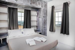 帕罗奇亚Crystal Dreams的一间卧室配有一张大床和两条毛巾